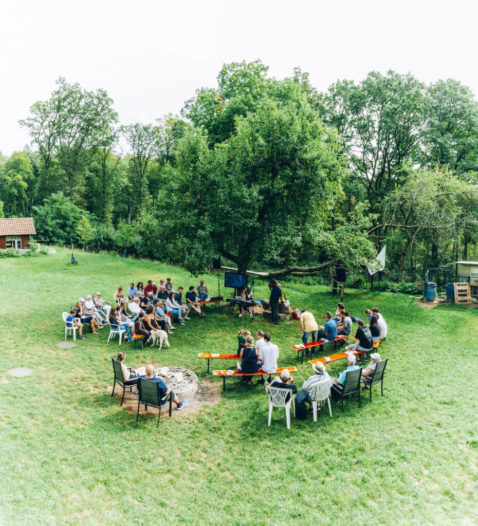 Ein Wiesengottesdienst unter freiem Himmel